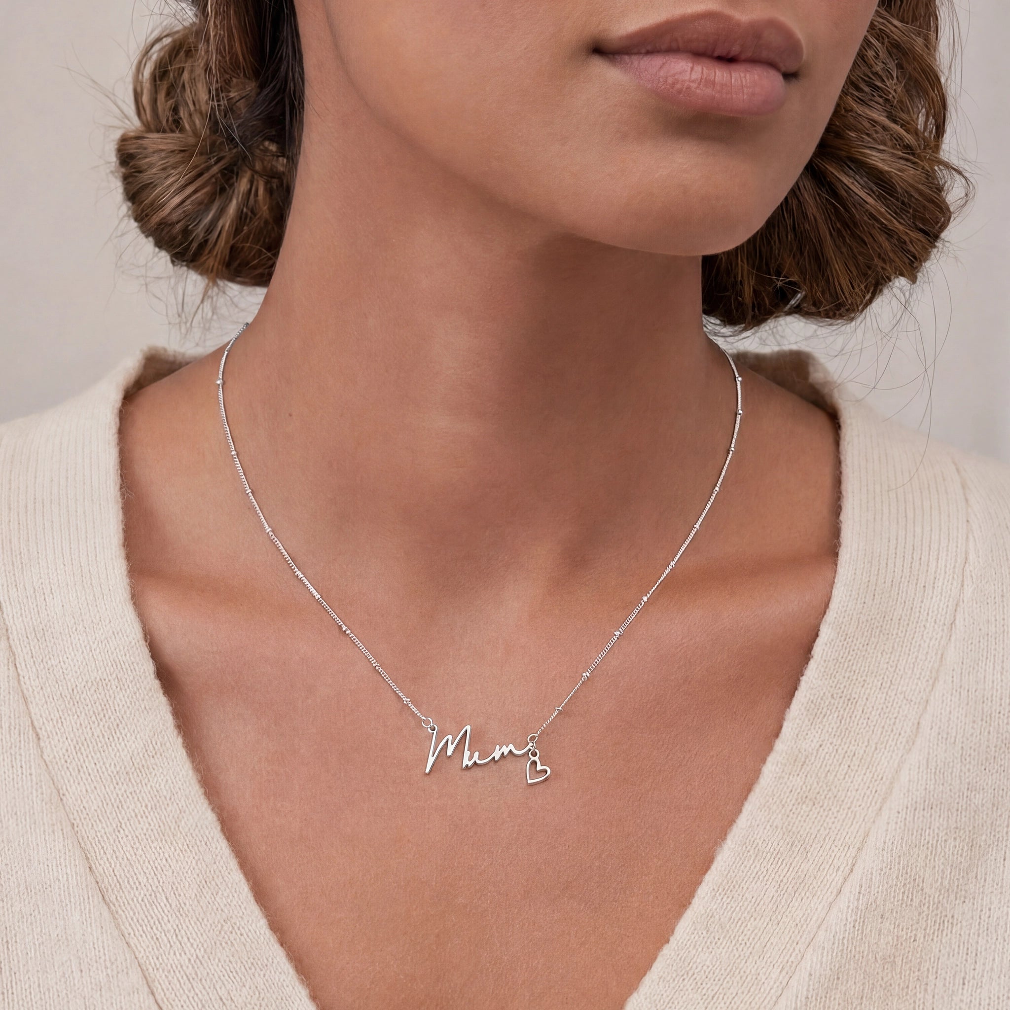 Mum Necklace in Gold or Silver – Elegant Script Mum Pendant – Perfect Gift for Mums