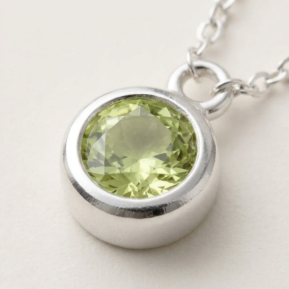 Colar com a pedra do mês de agosto | Peridoto, ouro e prata