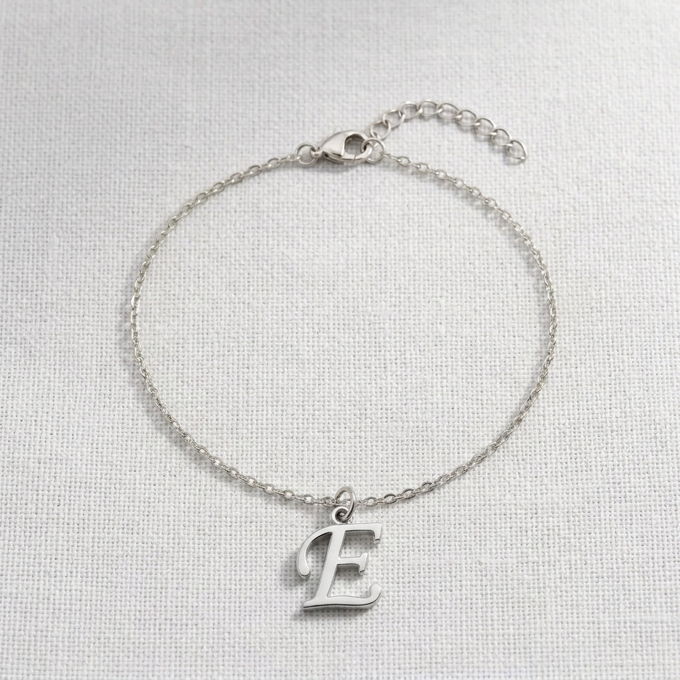 Pulsera E | Charm con inicial y letra E, oro y plata