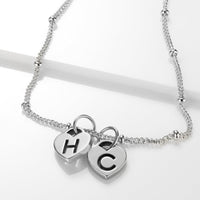 Collar con dos iniciales de corazón de G&M