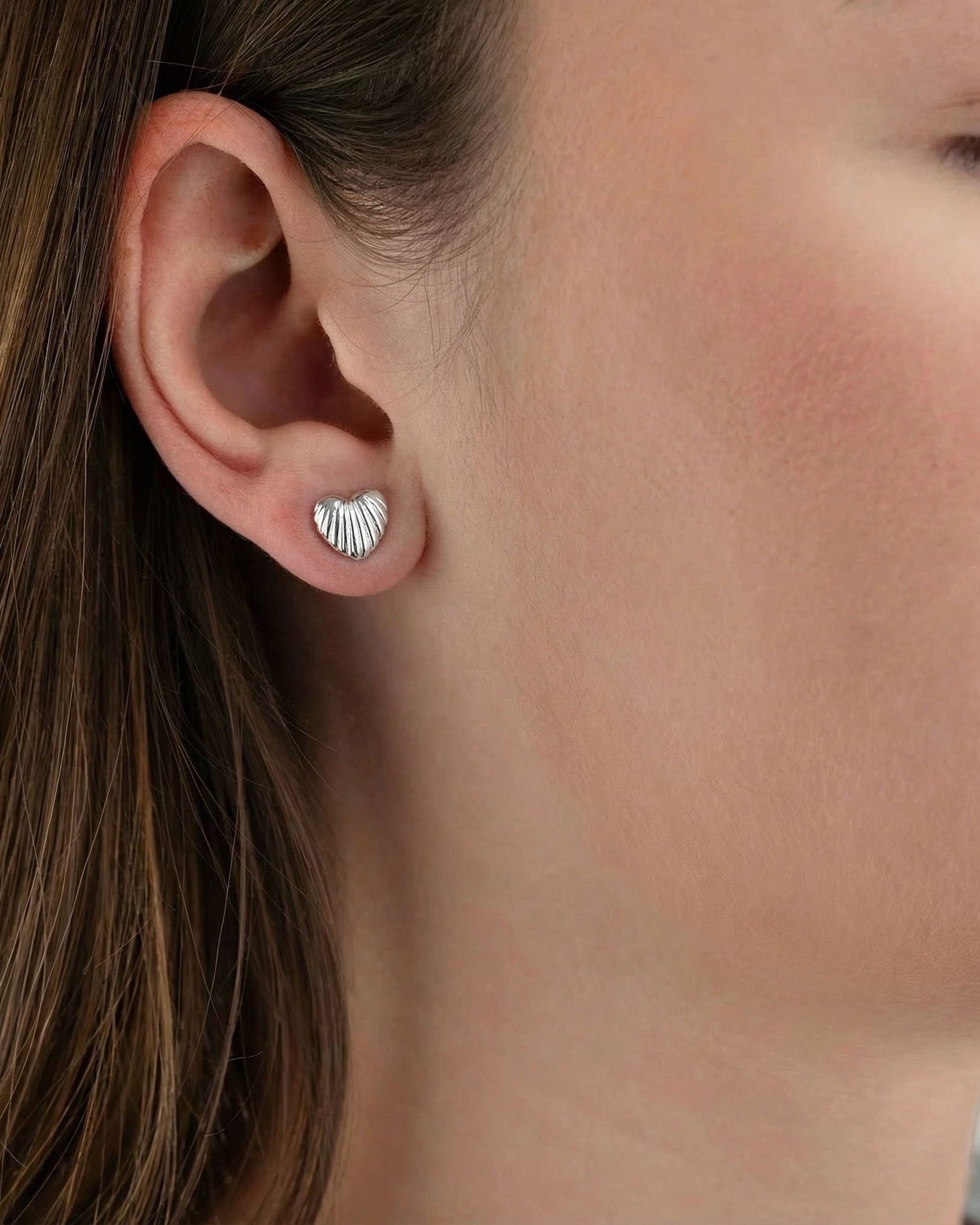 Earrings Ribbed Heart Stud Earrings HBD Ribbed Heart Stud Earrings in Silver or Gold – Delicate Shell-Style Design