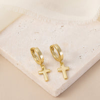 Pendientes de aro Huggie con cruz
