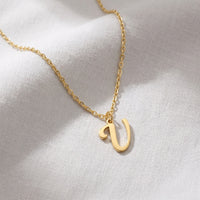 Collier avec initiale V