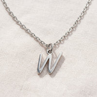 Collar con inicial W