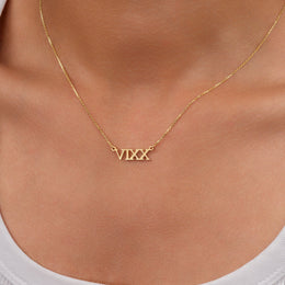 Custom Roman Numeral Necklace in Gold or Silver – Personalised Date Necklace – Gigi & Maple