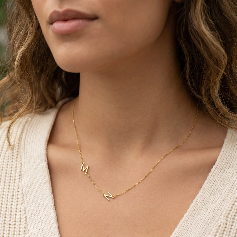 Collier avec double initiale latérale