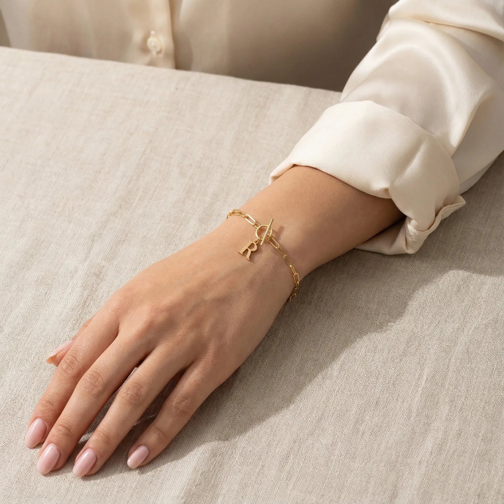 HeyBigDay Bracelet Initial Bracelet with Oval Belcher T-bar Chain