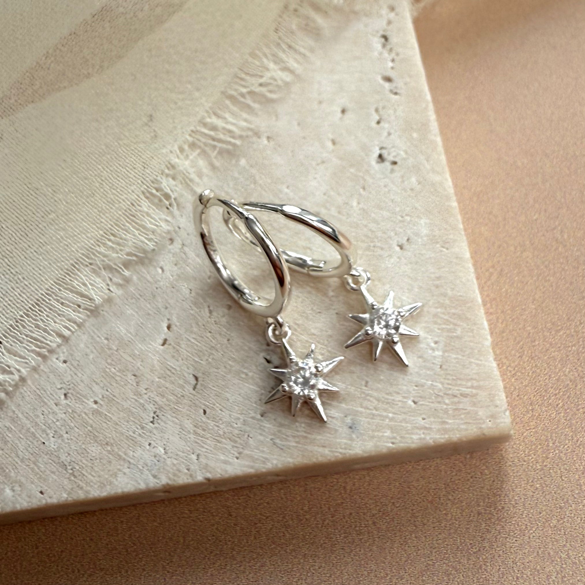 HeyBigDay Earrings Star Huggie Hoop Earrings