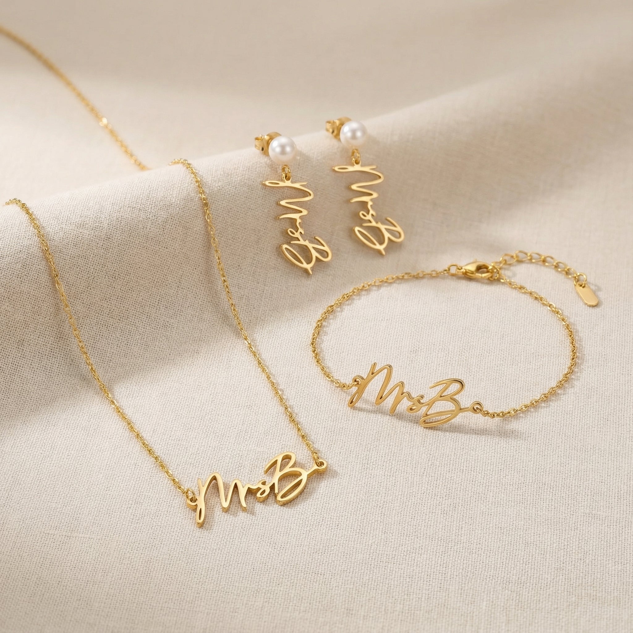 HeyBigDay Necklace Personalised Mrs Necklace, Bracelet & Earrings | 3 Piece Jewellery Set