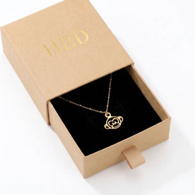 Collar y pulsera con dije de mono
